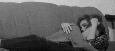 Casal deitando no sofá com mulher fazendo carinho