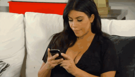 Las Kardashians mirando el móvil