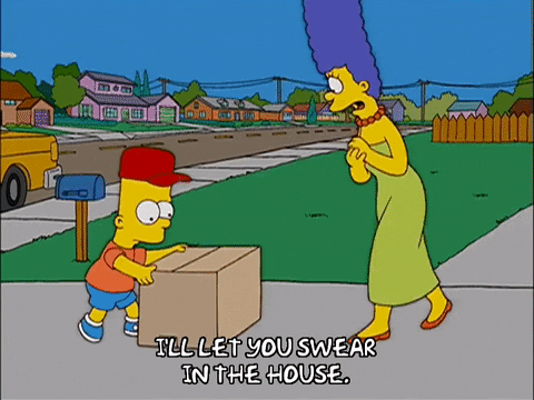 Bart Simpson sacando una caja de su casa mientras su madre lo sigue