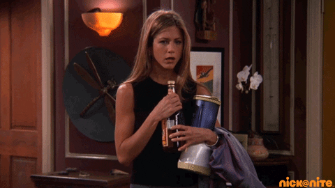 Rachel de Friends s’empresse d’ouvrir une bouteille d’alcool et en boit une gorgé