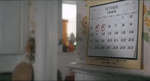 Mujer rubia anotando en un calendario