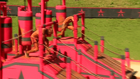 imagem de duas pessoas disputando uma corrida com obstáculos