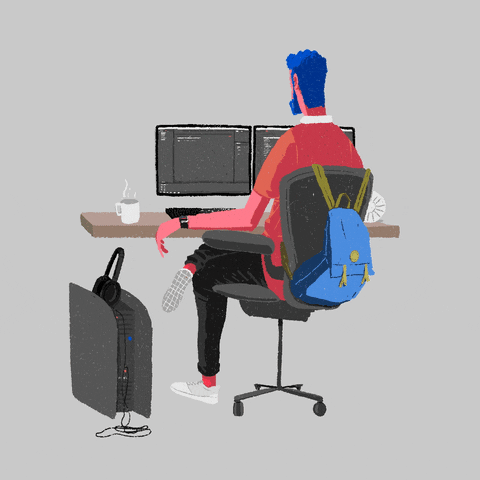 Chavo programando enfrente de su computadora