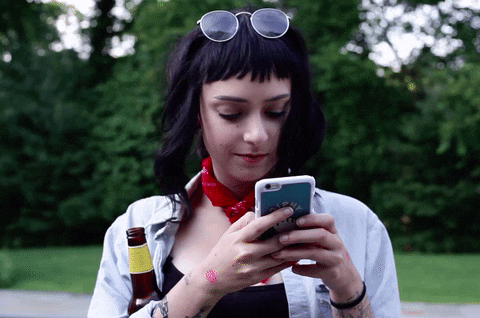 mujer haciendo gifs con la función de los seis segundos de video en WhatsApp.- Blog Hola Telcel