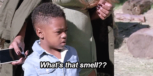 gif d'un enfant qui dit tout haut que ça pue. Gêne de la maman