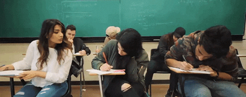 Gif de um grupos de estudantes tentando colar de uma aluna, mas disfarçando quando ela percebe.