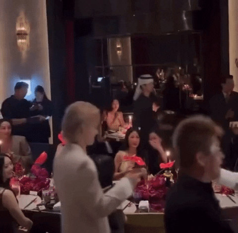 L'apparition de V de BTS, BLACKPINK, et GD dans le même évènement attire l'attention K-Sélection