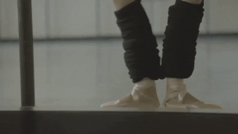 bailarina aquecendo pés