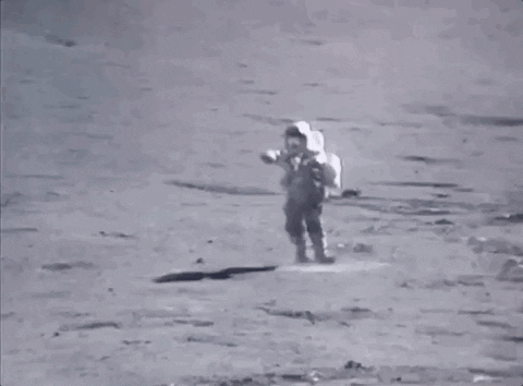 astronauta passeando pela Lua
