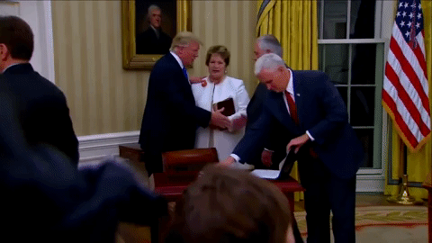 Трамп не умеет жать руку, и последнее его рукопожатие доказывает это Трамп и его рукопожатие, мелания дональд трамп новости, мелания и дональд трамп, трамп не умеет жать руку