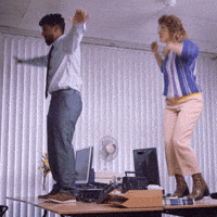 GIF de gente comemorando empolgada