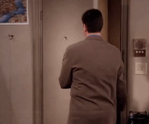 Ross, da série Friends, saindo do apartamento e dizendo "legal" em inglês