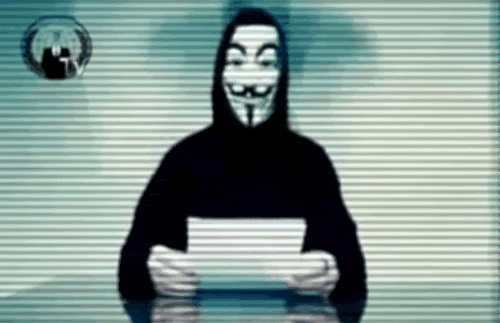 Imagen de un hombre vestido de anónimo leyendo un comunicado