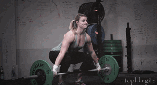 mulher levantando peso