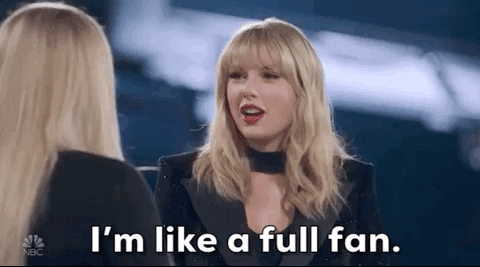 Taylor Swift en un concurso de talentos diciéndole a una mujer que es su fan de manera similar a lo que quieren provocar en los estudiantes de Harvard al vincular la música de una artista que conocen con los textos de artistas del pasado.- Blog Hola Telcel