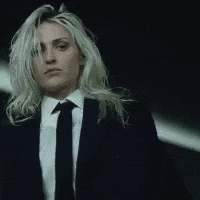 Emily Armstrong poniéndose los lentes antes de comenzar el concierto en CDMX con Linkin Park.- Blog Hola Telcel 