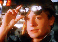 Gif extrait du film Retour vers le Futur : Marty lève ses lunettes de soleil et lance un clin d'oeil à la caméra