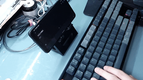 Keychron K8 87 鍵無線機械鍵盤（熱插拔光軸-茶）開箱，雙模四系統三個裝置間一鍵輕鬆轉換 - 電腦王阿達