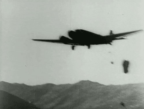 avión de guerra volando sobre montañas
