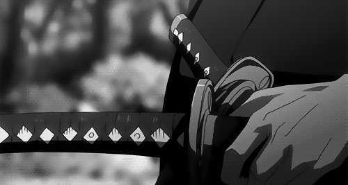 GIF de imagem em plano fechado de katana, em preto e branco, com mão direita passando a segurar o cabo da espada