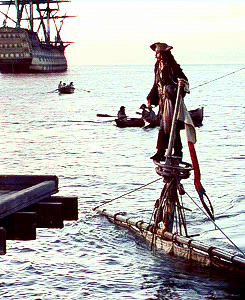 Johnny Depp llegando a su destino en barco.- Blog Hola Telcel
