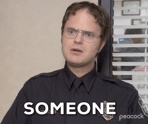 Dwight da série The Office com uma farda de policial e dizendo em inglês "alguém cometeu um crime"