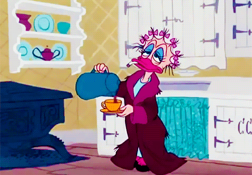 Daisy Duck en robe de chambre et bigoudis, les yeux mi-clos, se verse une tasse de café dans sa cuisine sans avoir l'air tout à fait réveillée