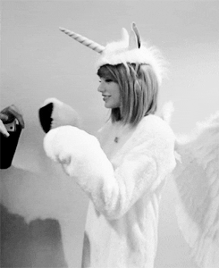 Taylor Swift Lol GIF - Find & Share on GIPHY