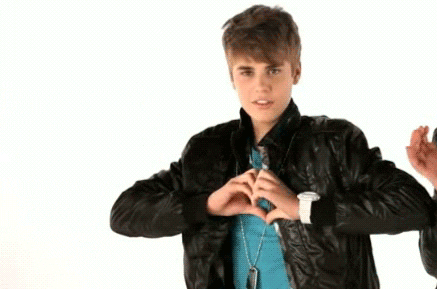 Justin Bieber signing heart