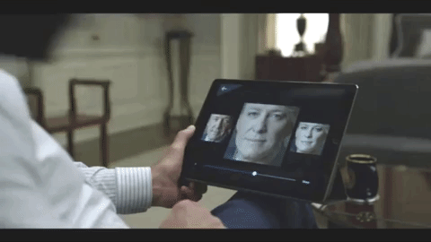 Francis Underwood sempre gostou de games. Desde a primeira temporada, pudemos vê-lo jogando Call Of Duty e outros jogos do gênero. Depois passou para outros dispositivos, jogando Agar.io com Will Conway no celular, ou um jogo "de princesa" Monument Valley no tablet, após ler em uma revista um release de Tom Yates. "Meus parabéns Francis, você tem o meu voto."