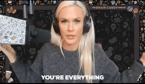 mujer incentivando la confianza de sus oyentes a través de palabras de aliento.- Blog Hola Telcel