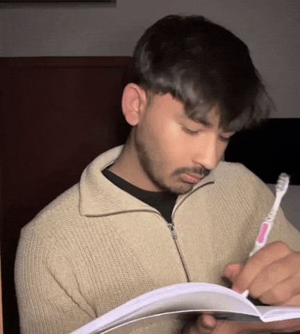 Cititor care isi noteaza ideile importante intr-un caiet