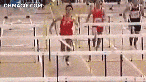 Gif de uma corrida de obstáculos com um atleta passando por eles sem saltar.