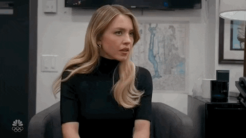 Sydney Sweeney en Saturday Night Live diciendo Qué.- Blog Hola Telcel