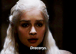 Daenerys Targaryen diciendo Dracarys luego de enterarse de que hay altas probabilidades de que se estrene una nueva película de Game of Thrones sin ella.- Blog Hola Telcel 
