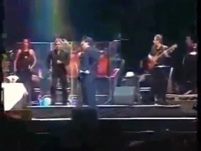 Juan Gabriel se cae del escenario 