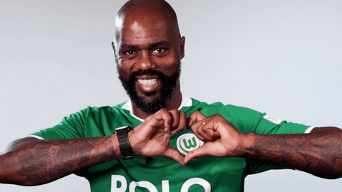 Footballeur faisant un signe de cœur avec ses mains