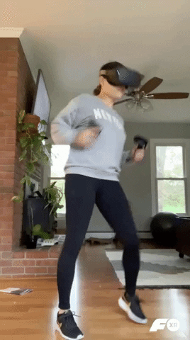 mujer bailando en realidad aumentada gracias al giroscopio de su smartphone.- Blog Hola Telcel