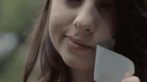 Deklica si prelepi usta z lepilnim trakom 
