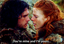 Kit and Leslie talking to each other as they hug on 'Game of Thrones'.