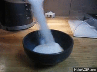 Stresanje belega sladkorja v skodelico.