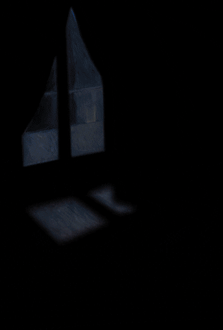 Gif animé à partir d'une toile d'Edward Munch où une petite fille regarde par la fenêre un soir d'orage