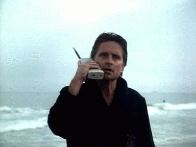 Michael Douglas utilizando un antiguo celular, un teléfono ladrillo.- Blog Hola Telcel 