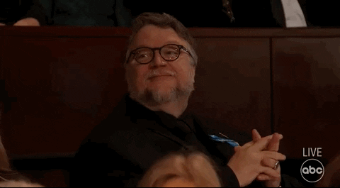 Guillermo del Toro sentado mientras mueve los brazos y acepta que algunas cosas por buenas que sean no pueden suceder, tal como sucedió como con su película de Jabba the Hutt.- Blog Hola Telcel