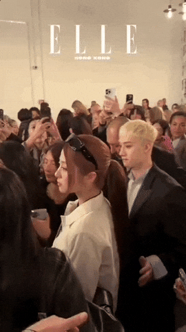 Бан Чан из Stray Kids привлек внимание, защитив Юнджин из LE SSERAFIM в толпе 6 Бан Чан из Stray Kids привлек внимание, защитив Юнджин из LE SSERAFIM в толпе