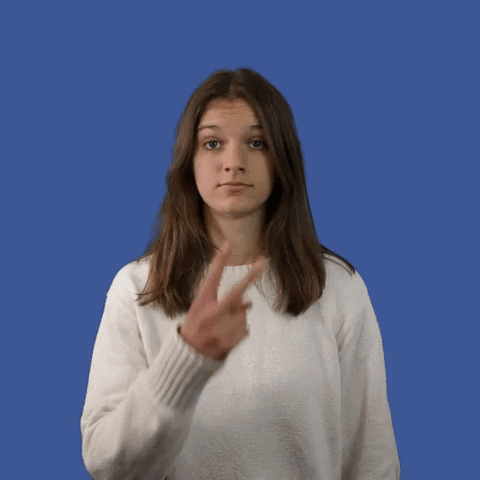 persona viendo lo que pasa en su casa desde la comodidad de una aplicación en el celular.- Blog Hola Telcel