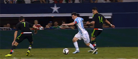 Messi jugando con Argentina