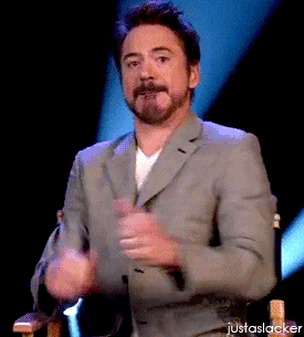 Robert Downey Jr. fazendo sinais de joinha com as mãos.
