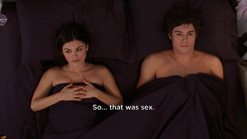 Κινούμενη εικόνα: Ένα ζευγάρι στο κρεβάτι που αισθάνεται άβολα με λεζάντα "So... that was sex".