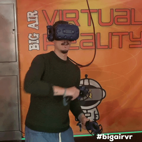 homem jogando video-game com óculos VR